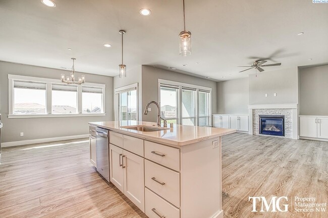 Photo - FOR RENT - 5 Bed Richland Home with 3-Car ...
