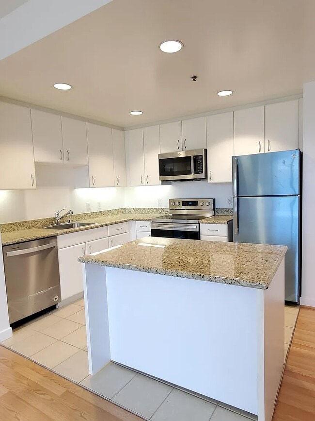 Photo - 260 King St Unit 673