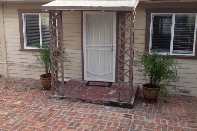 Front view - 933 18th St Unit C