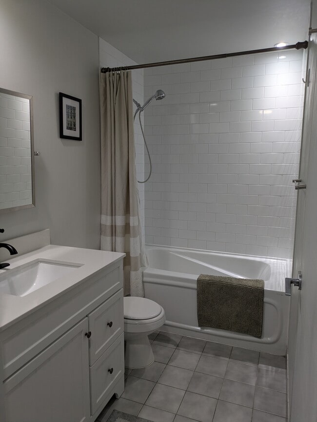 Photo - 333 Adelaide St E