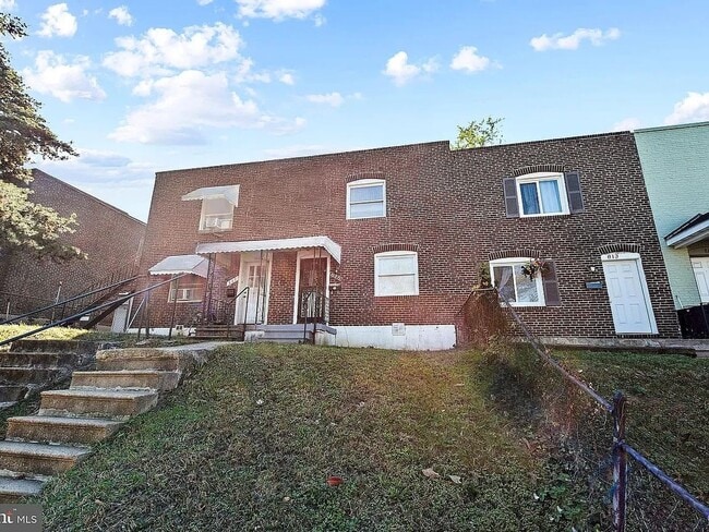 Building Photo - 2bd 1 bath Townhouse in Heart of City by the Stadium! Unit B