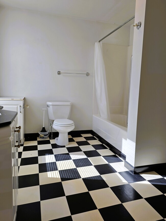 Photo - 821 W 5th St Unit 1