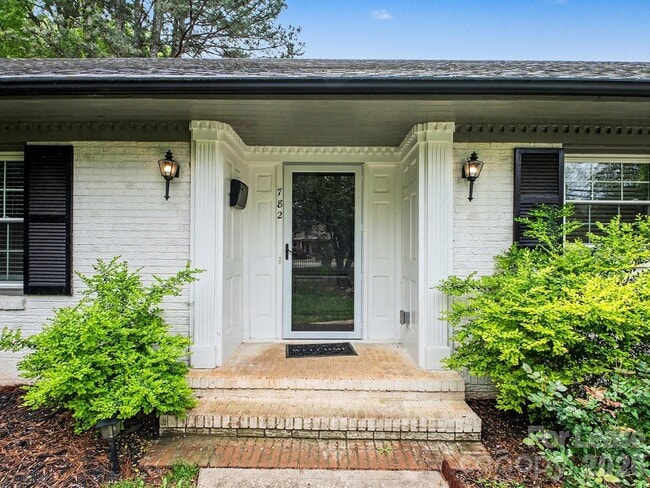 Photo - 782 Union St S