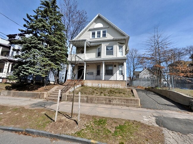 Building Photo - 1595 Chapel St Unit 3