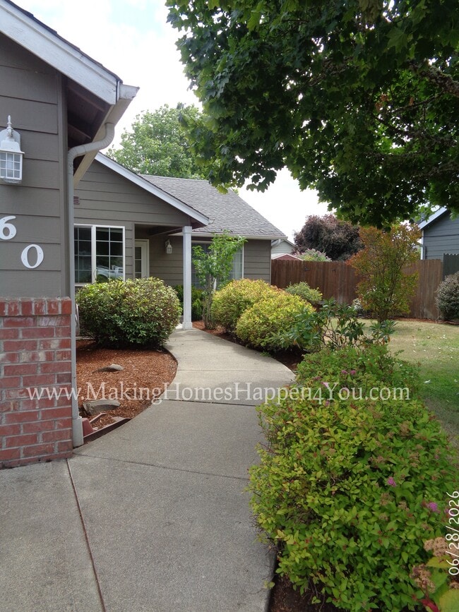 Photo - 260 SW Oregon Trail Dr
