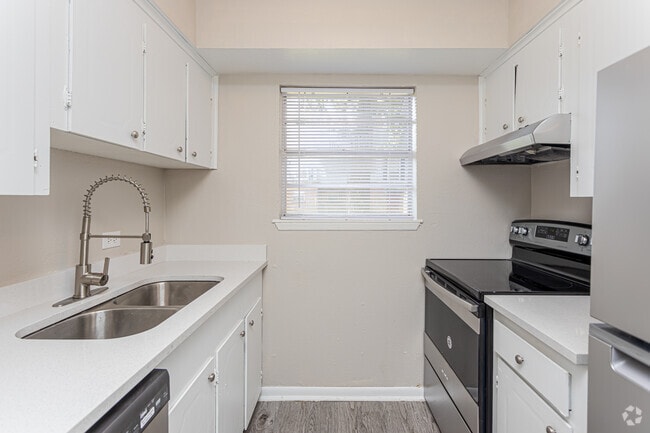 2BR, 1.5BA - 980SF