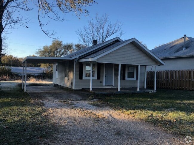 Building Photo - Huge Yard!  Cute and Clean 2 Bedroom Avail... Rental