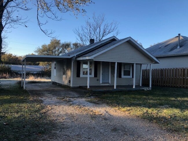 Huge Yard! Cute and Clean 2 Bedroom Avail... - Huge Yard!  Cute and Clean 2 Bedroom Avail... Casa