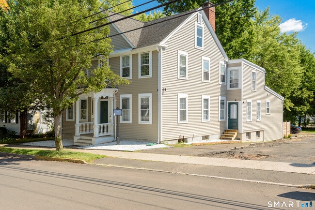 Photo - 163 College St