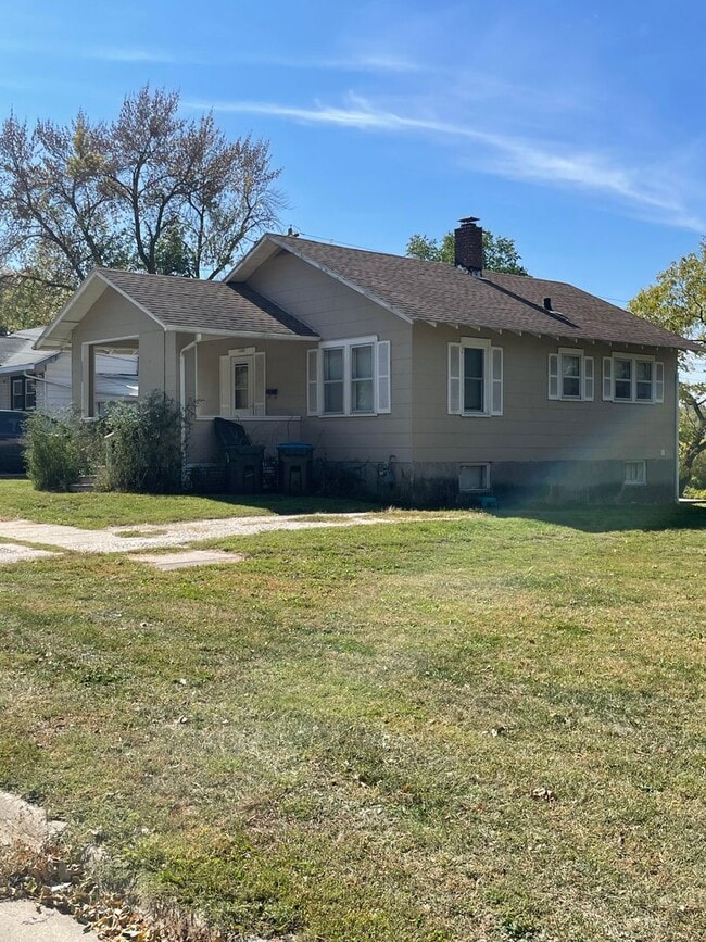 Building Photo - One bedroom house, newer flooring $650 per...