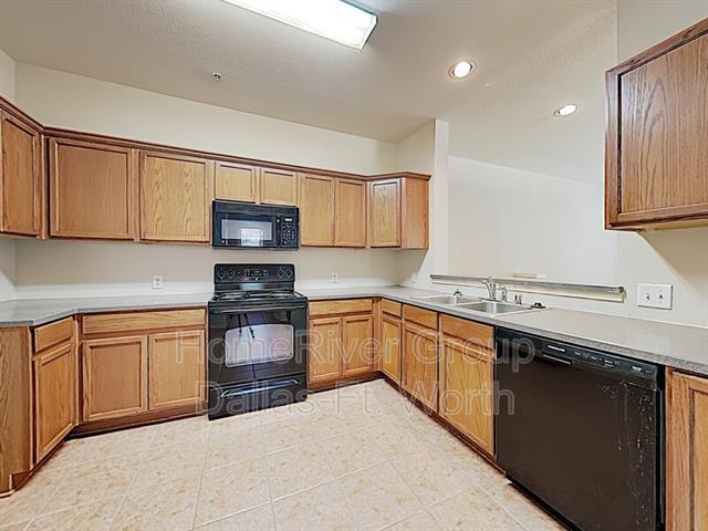 Photo - 2216 Stoneleigh Pl