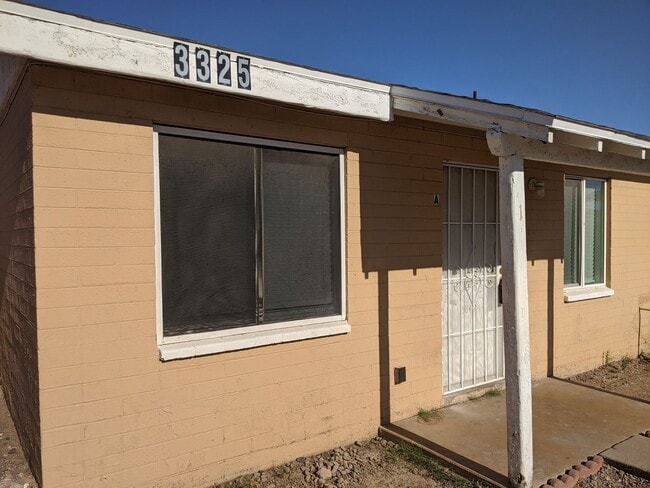 Building Photo - 3325 W Monroe St Unit B