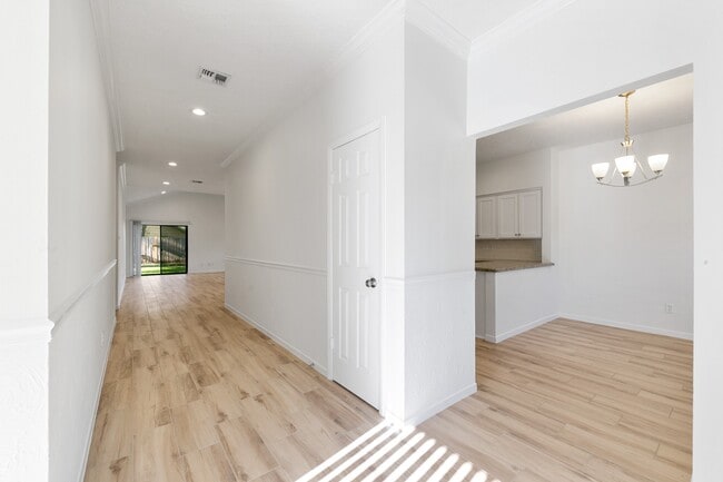 Building Photo - 819 Millpond Dr