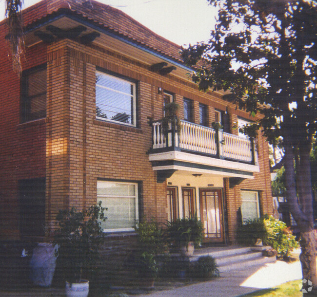 Building Photo - 640 W 8th St Rental