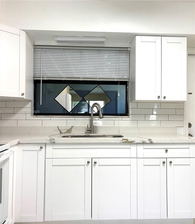 Building Photo - 301 SW 10th Terrace Unit 1