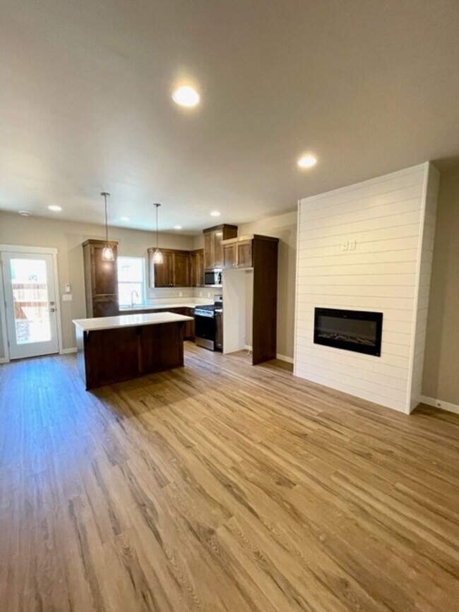 Photo - Jennifer Triplex - 61525-JENN-00 Unit #2