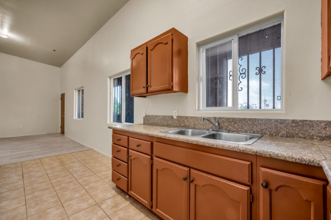 Building Photo - 5869 S Figueroa St