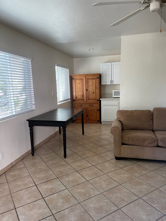 Photo - 610 Kentia Ave