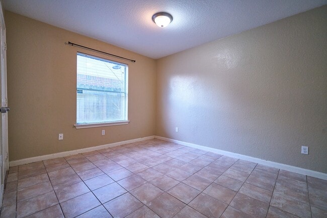 Building Photo - 1914 Marvell Dr