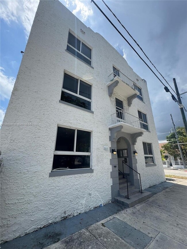 Photo - 676 SW 2nd St Apartment Unit 18