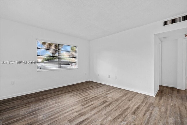 Photo - 16117 NE 19th Ct Unit 7