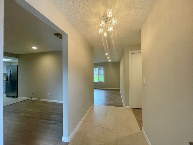 Photo - Beautiful 3 Bed 2 Bath House in Happy Valley!! A/C, Additional Living Area, Great for Entertaining!!