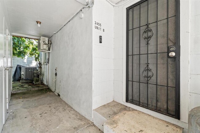 Building Photo - 2453 SW 17th St Unit 2 Rental