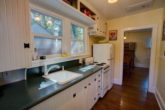 Photo - 1 Bed/1Ba.. Adorable Bungalow in Prime North End Location!