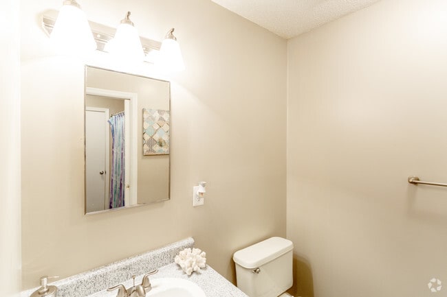 2BR, 1.5 BA - 925 SF