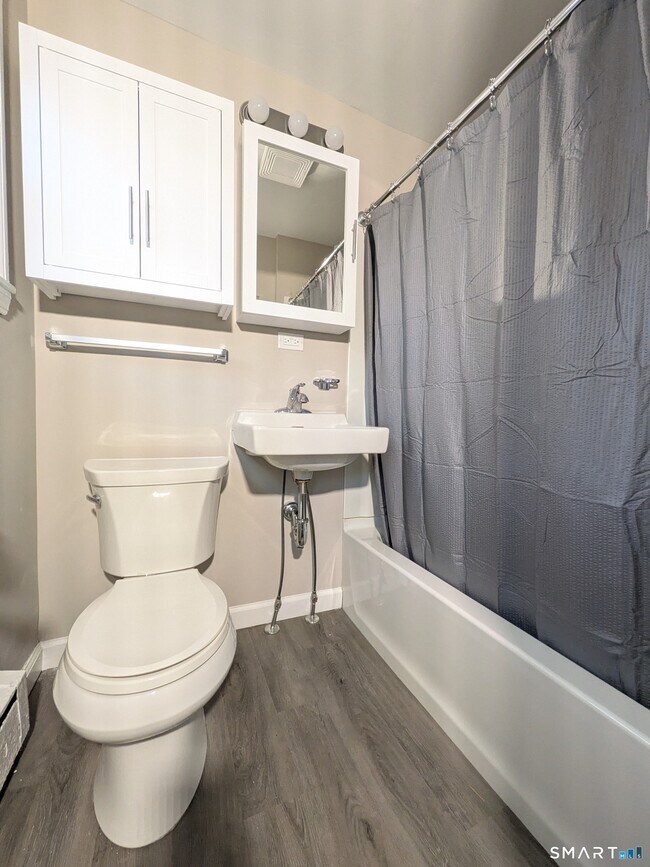 Photo - 414 Salmon Brook St