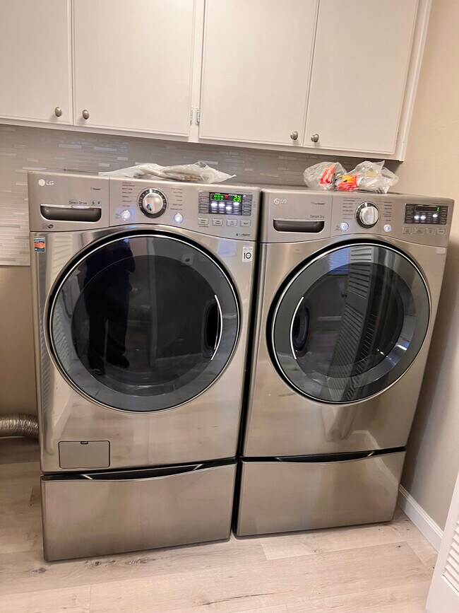 Photo - 15153 Burbank Blvd