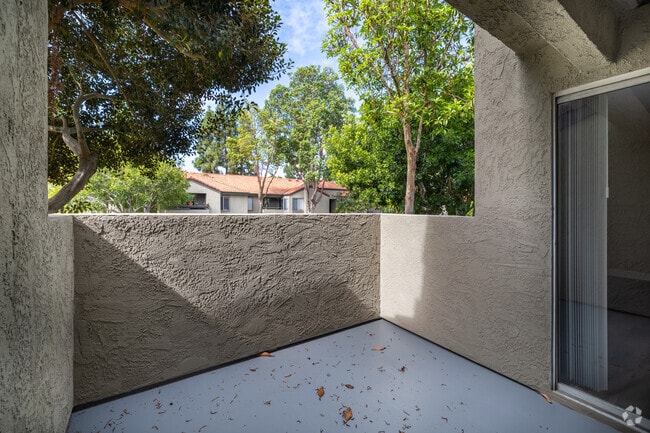 2BR, 2BA - 901SF - Patio