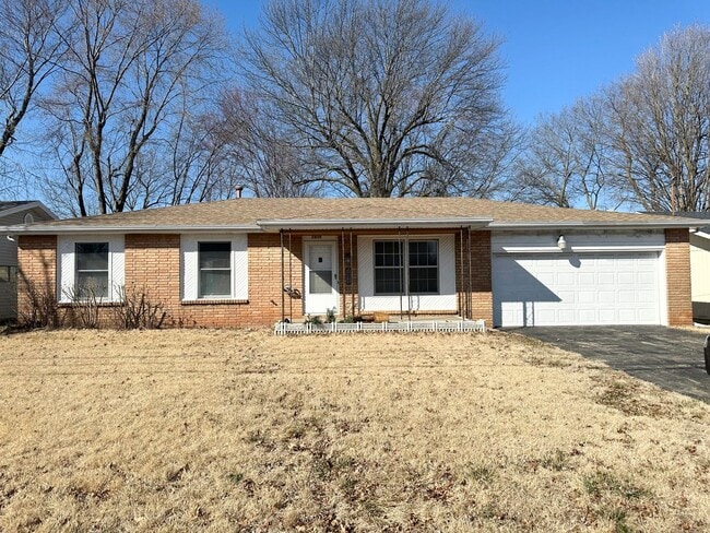 Building Photo - Welcome To Your Spacious Oasis!