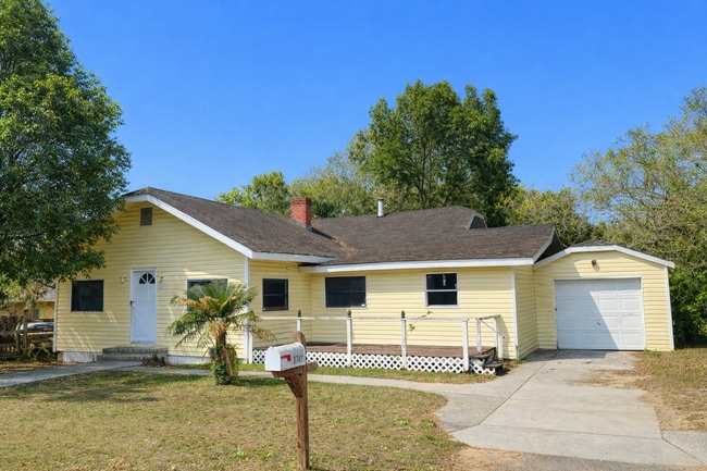 Building Photo - HUGE Dade City 3BR/1BA/1 Car Garage Home w/Tons of Living Area! NO APPLICATION FEE!