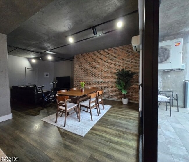 Building Photo - 58-60 Elm Street Unit 504