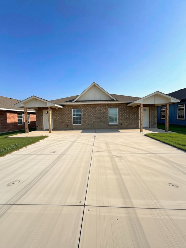 Building Photo - 1409 SW Bishop Rd