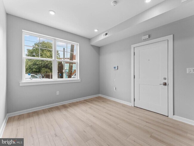 Photo - 1682 N 54th St