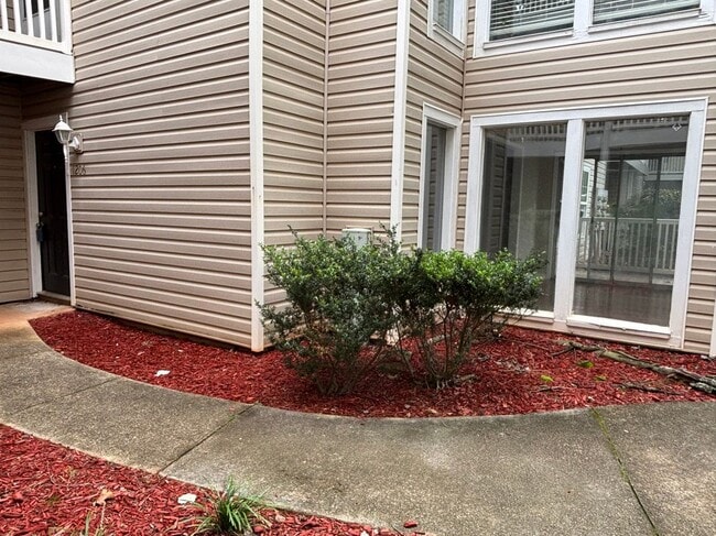 Building Photo - 1206 Augusta Dr Rental