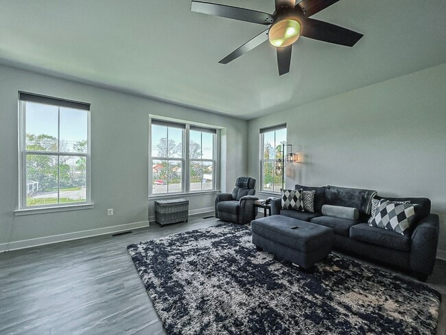 Photo - Luxurious 4 Bedroom 3.5 Bathroom End Unit ...