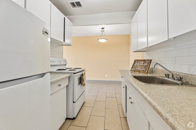 2BR, 1BA - 737SF - Kitchen