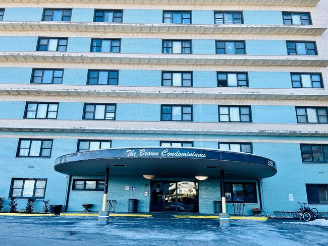 Building Photo - Updated 1BR condo now available on Bardsto...