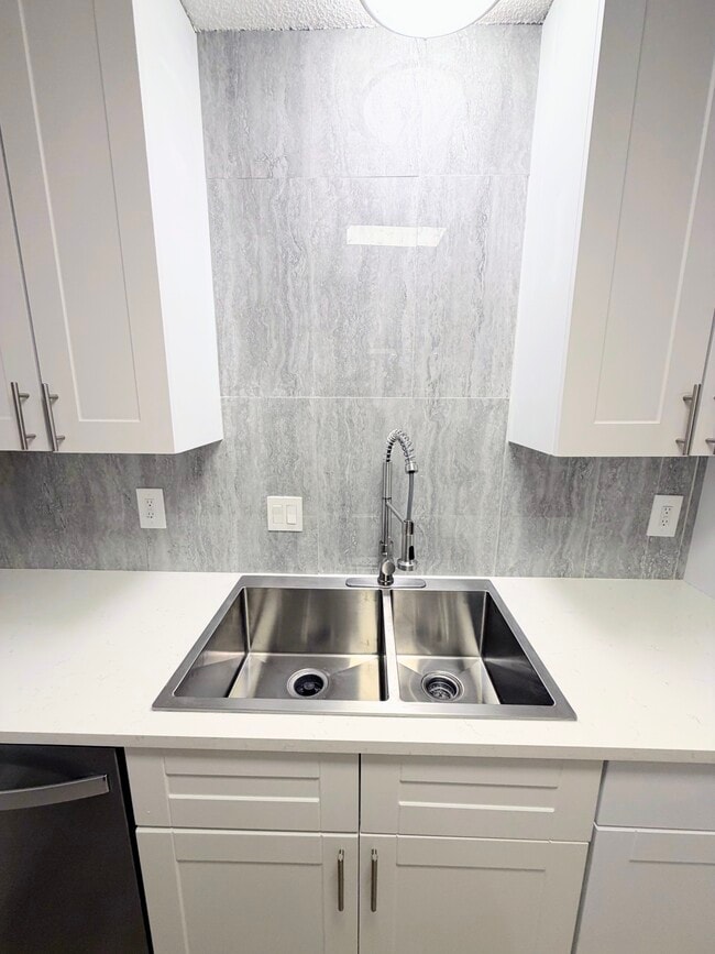 Deep Chef's double sink, quartz countertops - 7501 April Ln