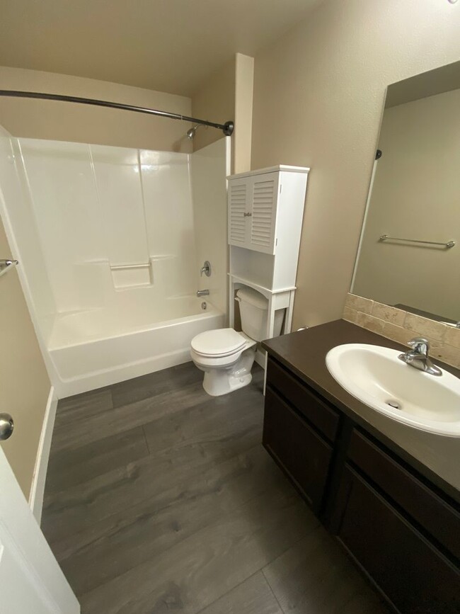 Building Photo - Newer NE Home, Gas Heat & A/C, All Applian...