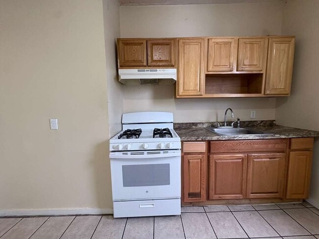 Building Photo - 33 Dickerman St Unit 3