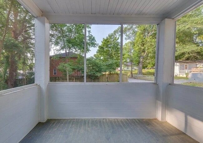 porche con mosquitero - 845 Oak St NW