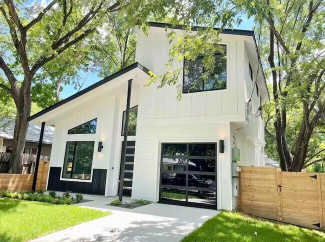 Building Photo - 2009 Canterbury St Unit 1