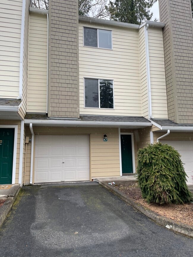 Single car garage with storage - 13216 NE Salmon Creek Ave Unit Waters Edge condos