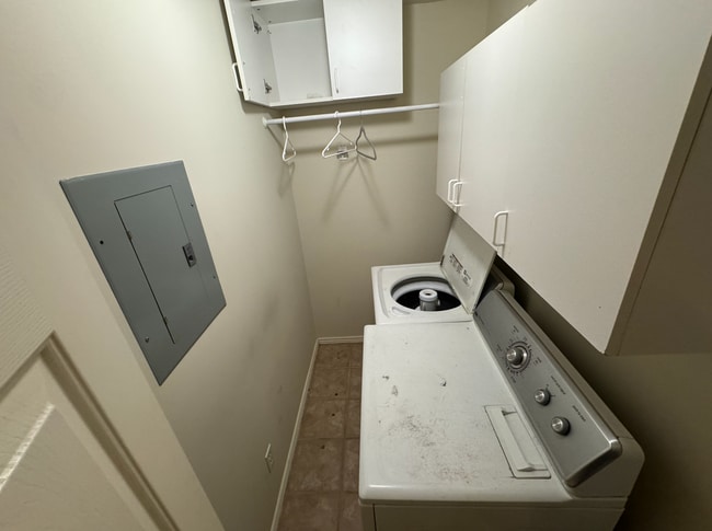 Building Photo - 731 Shiloh Way Unit Downstairs #3 Rental