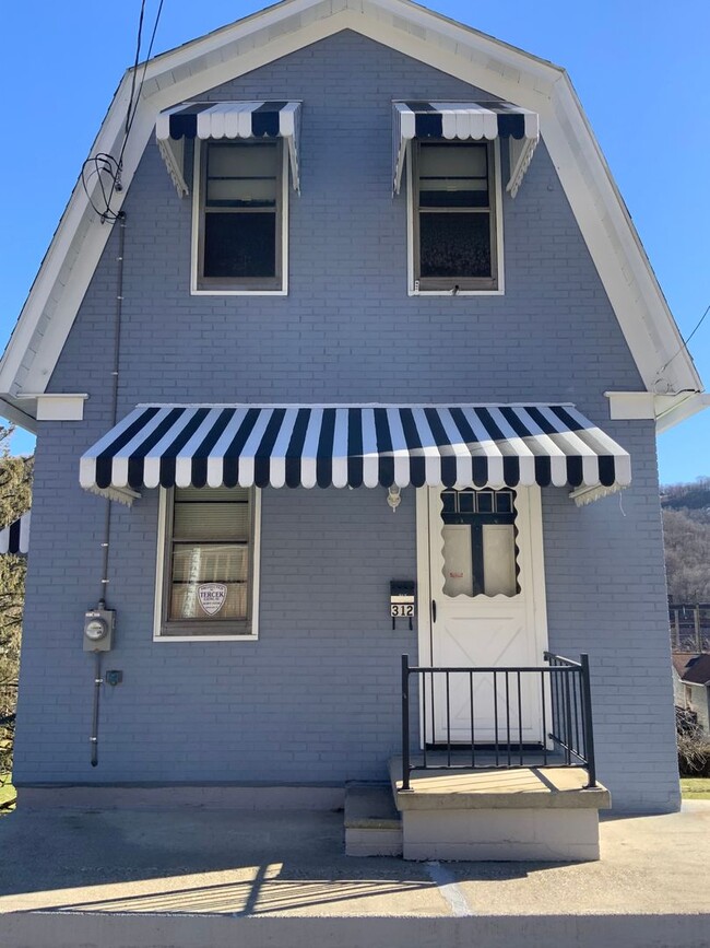 Spacious 3-bed, 1-bath single-family home ... - Spacious 3-bed, 1-bath single-family home ...