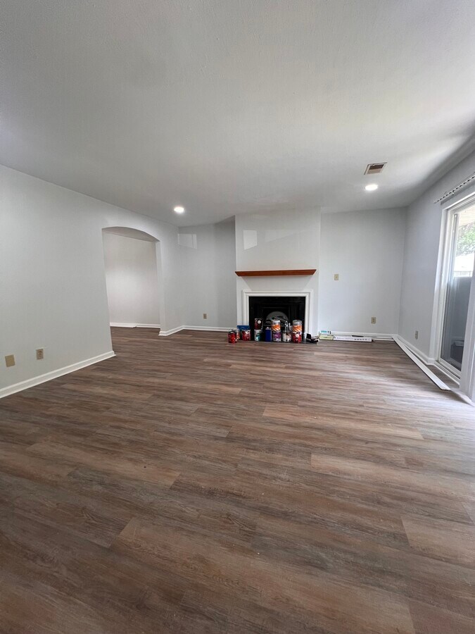 Photo - 200 La Fontenay Ct